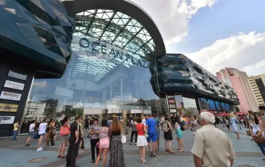 В Киеве авто влетело в ТРЦ Ocean Plaza: люди чудом не пострадали (видео)