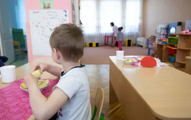 Когда родители получат деньги на уход за детьми: ответ МОН