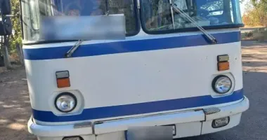 Повторный удар дрона по автобусу в пригороде Херсона: травмированы трое полицейских