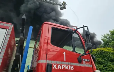 Дрон пробил крышу. Как после атаки выглядит "Мебельный лабиринт" в Харькове (фото)