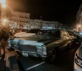 Гигант с 7,7-литровым V8: в Украине заметили люксовое американское авто 60-х (фото)
