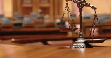 В Киеве секретарша Святошинского суда опубликовала фото с сигаретой и нацистским символом