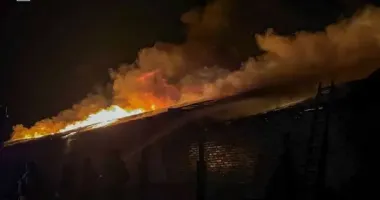 Россияне ударили по громаде в Сумской области: в ГСЧС показали тушение пожара