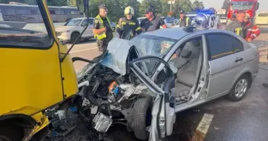 У Києві автівка зіткнулася з двома маршрутками: водійку витягували рятувальники
