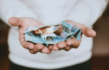 Фермер раздал 600 000 евро бедным, потому что "Бог сказал ему, что он попадет на небеса"