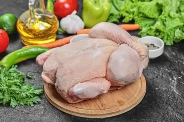 Скільки часу насправді можна зберігати курятину в морозилці без утрати смаку та якості м’яса