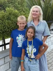 Катерина Бужинська зачарувала розкішним відпочинком з чоловіком-іноземцем і дітьми на морі у Греції