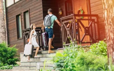 Мужчина вернулся с отпуска и увидел загадочный "гриб" на стене внутри дома (фото)
