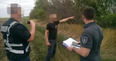 На Дніпропетровщині викрили правоохоронця, який очолив банду "чорних лісорубів"
