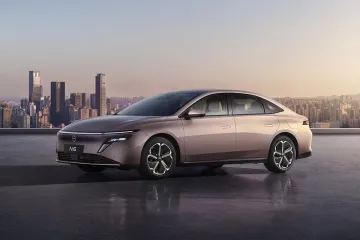 Расход — 4,4 л на 100 км: дешевый семейный седан Nissan показали на официальных фото