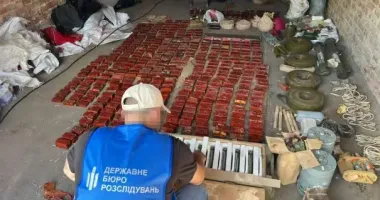 На Кіровоградщині у гаражі виявили схованку з сотнями кілограмів вибухівки та мінами
