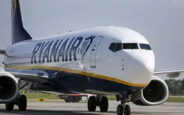 Хаос на борту Ryanair: пассажиры в самолете подрались из-за плача ребенка (фото)