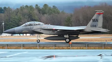 Вылетел на ходу: в США летчик F-15 случайно катапультировался на взлетной полосе (видео)