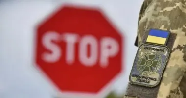 На Буковині прикордонники виявили під вантажівкою чоловіка, який заплатив $7000, щоб потрапити у Румунію