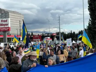 На Аляске начался митинг в поддержку Украины — фото и видео