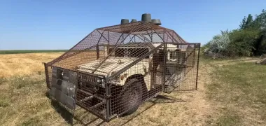 HMMWV защитили от дронов: в ВСУ показали бронированный "хаммер" (видео)