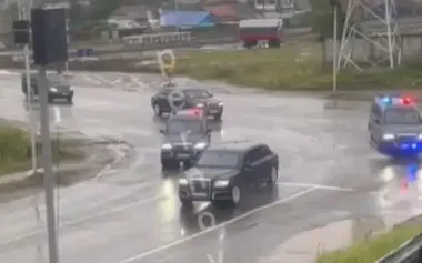 Two Russians watch Putin’s motorcade driving down Magadan Avenue: "Putin! Putin! Wow! He’s going to speak with Trump!". VIDEO