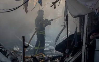 Удар по рынку в центре Сум: спасатели показали последствия (фото, видео)