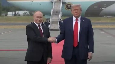 Трамп и Путин встретились на красной дорожке и пожали друг другу руки