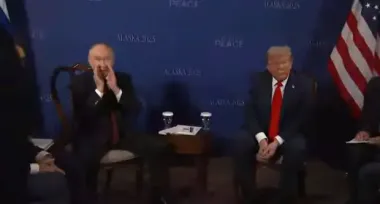 Путін змовчав, але посміхався: диктатор проігнорував питання про вбивства українців під час зустрічі з Трампом