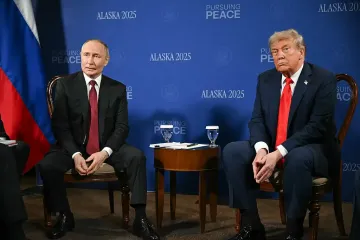 Карты и исторические материалы: Путин на переговорах с Трампом "читает лекцию" президенту США, — СМИ (фото)
