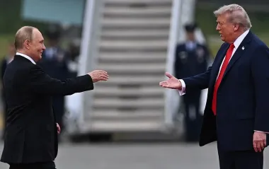 Білий дім вирізав із відео моменти, коли Трамп аплодував Путіну, - The Guardian