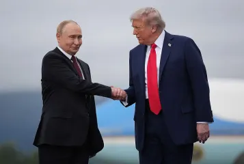 Саммит на Аляске: Белый дом вырезал моменты на видео, где Трамп аплодирует Путину, — The Guardian (фото)