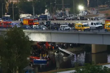 Пасажирський автобус злетів із мосту в річку: загинуло 18 осіб, десяток поранених (фото)