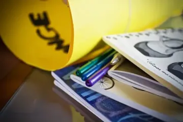 Відправлять поштою у будь-яке місто: сім'ям зі школярами роздадуть набори канцтоварів