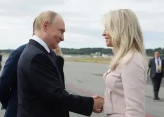 Помічниця Трампа зачарувала Путіна на Алясці: що відомо про таємничу жінку