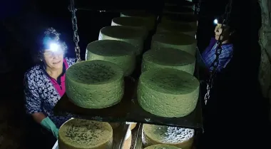 Испанские бабушки показали, как делается самый дорогой сыр в мире (видео)