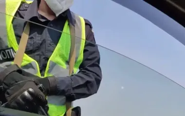 Поліцейський підійшов до вашої машини на парковці: що робити, щоб не потрапити у халепу