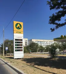 Только по талонам: в Крыму и на Забайкалье россияне остановили продажу 95-го бензина из-за ударов по НПЗ (фото)