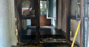 Во Львове двое восьмилетних детей подожгли двери гимназии: родителей оштрафовали