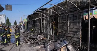В ОВА показали наслідки удару по Запоріжжю: горіли магазини та зупинка, пошкоджені будинки