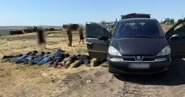 На Одещині біля кордону з Молдовою затримали переповнений "пасажирами" автомобіль