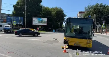 У Тернополі автомобіль проїхав на червоний сигнал світлофора і в’їхав у маршрутку