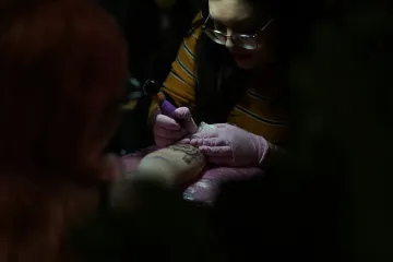 Девушка увековечила память о близком человеке, но татуировка оказалась с сюрпризом