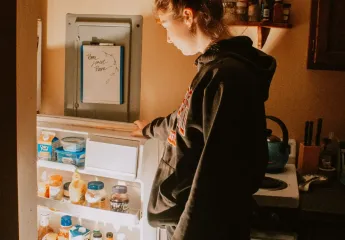Лучше этого не делать: какие продукты нельзя хранить на дверце холодильника