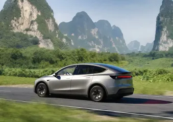 Запас хода 750 км и 4,5 с до сотни: Tesla представила мощный семейный электрокар (фото)