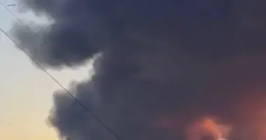 Дымовое облако после массированного удара в Кременчуге распространяется на юг страны