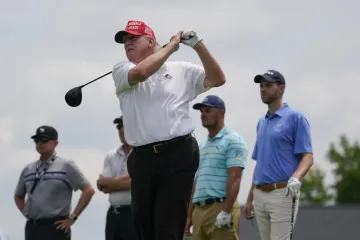 Зеленский подарил Трампу клюшку для гольфа от младшего сержанта ВСУ (видео)