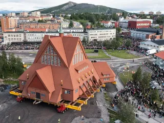 В Швеции на новое место перемещают целый город: что стало причиной (видео)