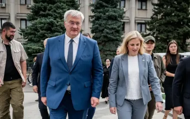 Глава МИД Австрии приехала в Одесскую область, которую ночью массированно атаковала РФ