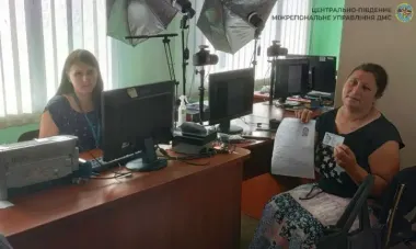 Помогали родные и соседи: украинка получила первый паспорт в 45 лет