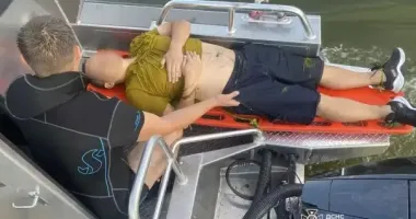 Стрибнув з моста й ледь не загинув: у Дніпрі врятували чоловіка