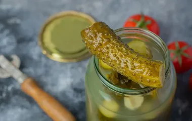 Можно ли есть маринованные огурцы с белым налетом? Об этом знают не все