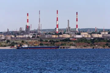 Повредили главную установку ЭЛОУ АВТ-6: появились спутниковые снимки Саратовского НПЗ в РФ