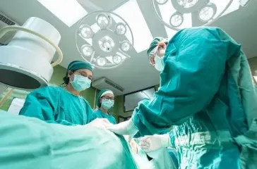 Чоловік вісім років прожив із ножем, що застряг у грудях