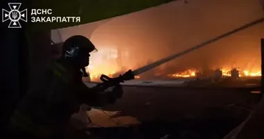 У Мукачеві досі гасять пожежу на заводі після обстрілу РФ